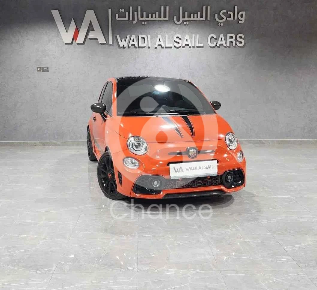 فيات 695 ابارث 2023 اوتوماتيك 17,000 كم 4 سلندر سحب امامي هاتشباك برتقالي تحت الضمان