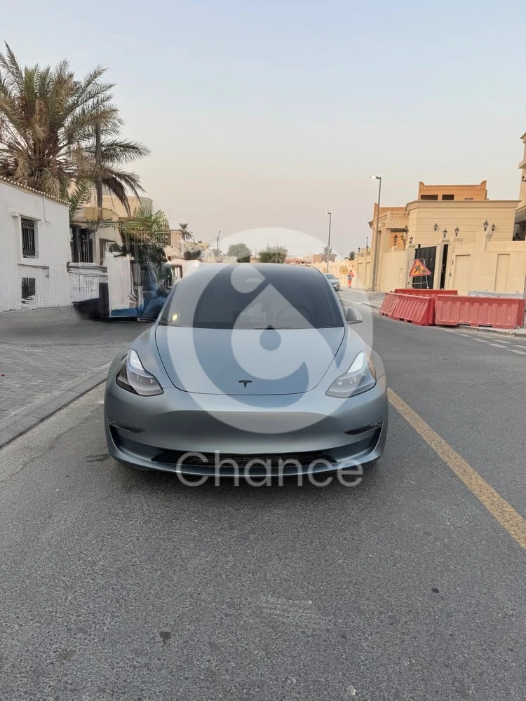تسلا مودل 3 لونق رينج موديل 2023 أوتوماتيك 0 سلندر دفع كلي مستمر سيدان رمادي