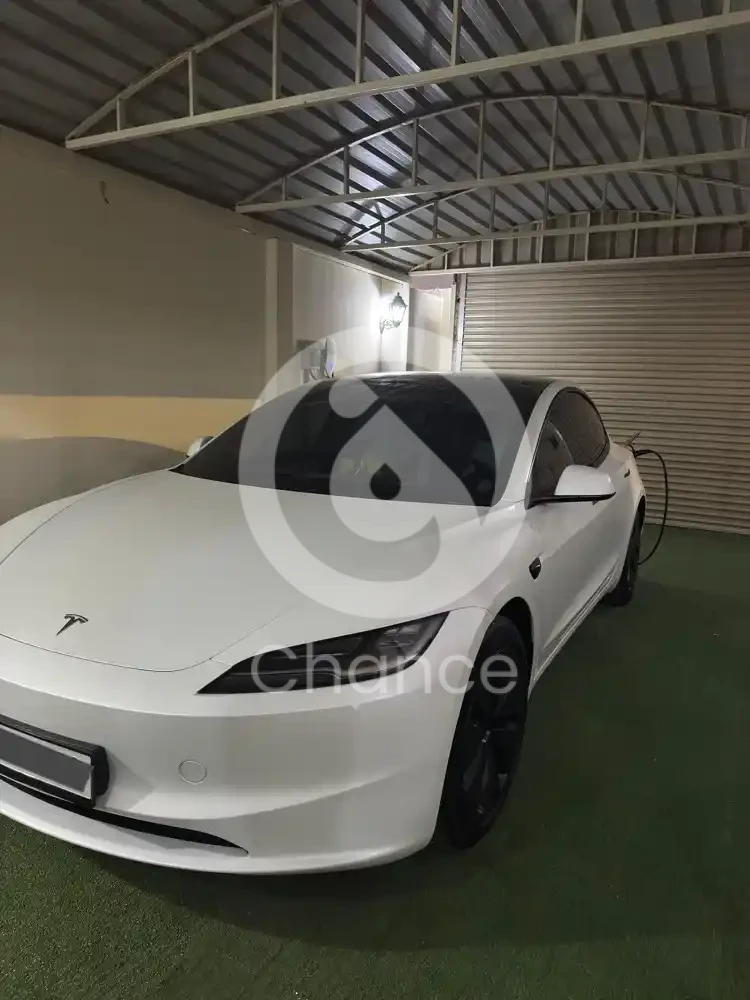 تسلا مودل ٣ لونق رينج موديل 2024 الممشى 20 الف اللون ابيض وعليه حماية مطفي وعازل وعليها ضمان ١٠ سنين والفواتير موجودة (اكسبل) شاحنين منزلية! اكسسوارات داخلية ( حماية شاشات ورا وقدام وشواحن جوال و ترتيبات داخلية إلخ..) الموتر نظيف جدا جدا وسبب البيع ( ممنوع من دخول مكان العمل ) السعر ١٤٠ الف قابل بالمعقول! واتس 77500006