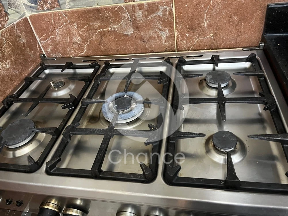 فرن غاز فوق وتحت بحاله جيده يعمل بالكامل شغال كله يوجد به عيب واحده من العيون مفقوده فقط التواصل على الرقم واتس آب فقط 509542409