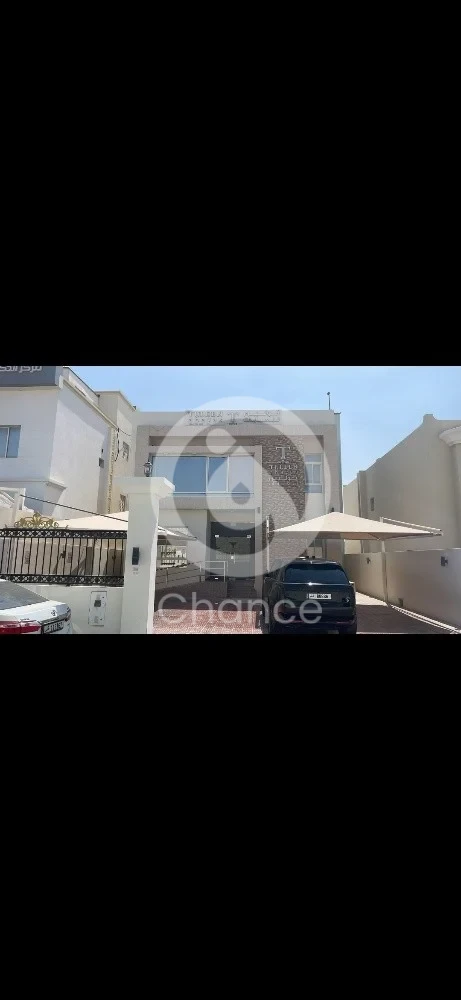 للايجار فيلا في الدحيل المساحة ٤٥٠م ٦غرفة صاله كبيره مفتوحه مع لفت ملحق عبارة مطبخ كبير غرفة حمام مطلوب ٢٥الف مباشر
