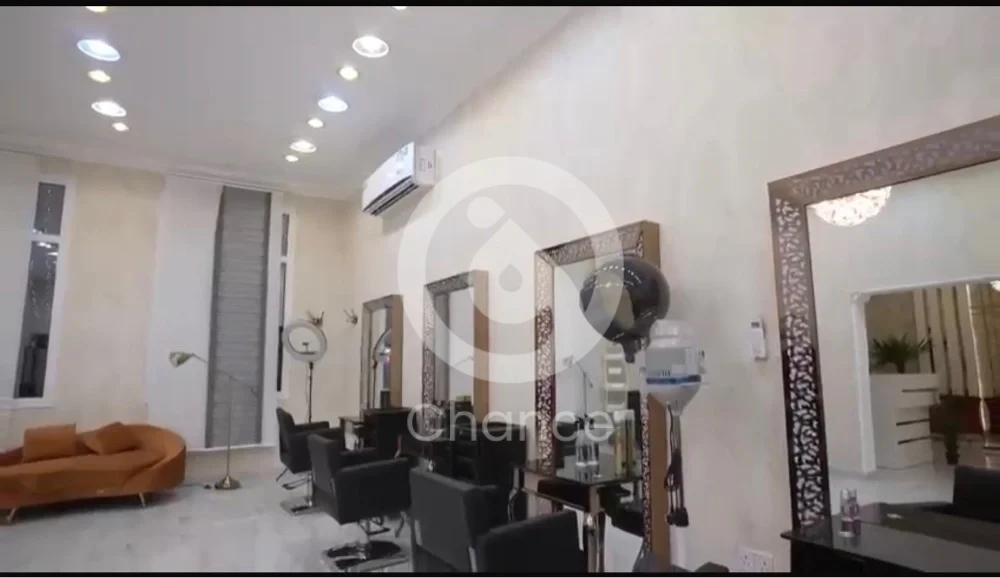 صالون تجميل نسائي فاخر للبيع – موقع مميز في الريان المواصفات: • صالون متكامل وجاهز للعمل فورًا • يحتوي على: • أجهزة تصفيف وصبغ الشعر • أجهزة بخار وعناية بالبشرة • ركن مناكير وباديكير مجهز بالكامل • حمّام مغربي فاخر • غرفة مساچ راقية • أجهزة ليزر حديثة • ديكور أنيق وعصري • فيلا كبيرة بإيجار 13,000 ريال شهريًا - تطبق خدمه البيع - - يوجد عموله مكتب - ترخيص وساطه عقاريه رقم ٦٢٩ * اسماعيل الطباخ * شركه غلف سكاي لاين العقاريه