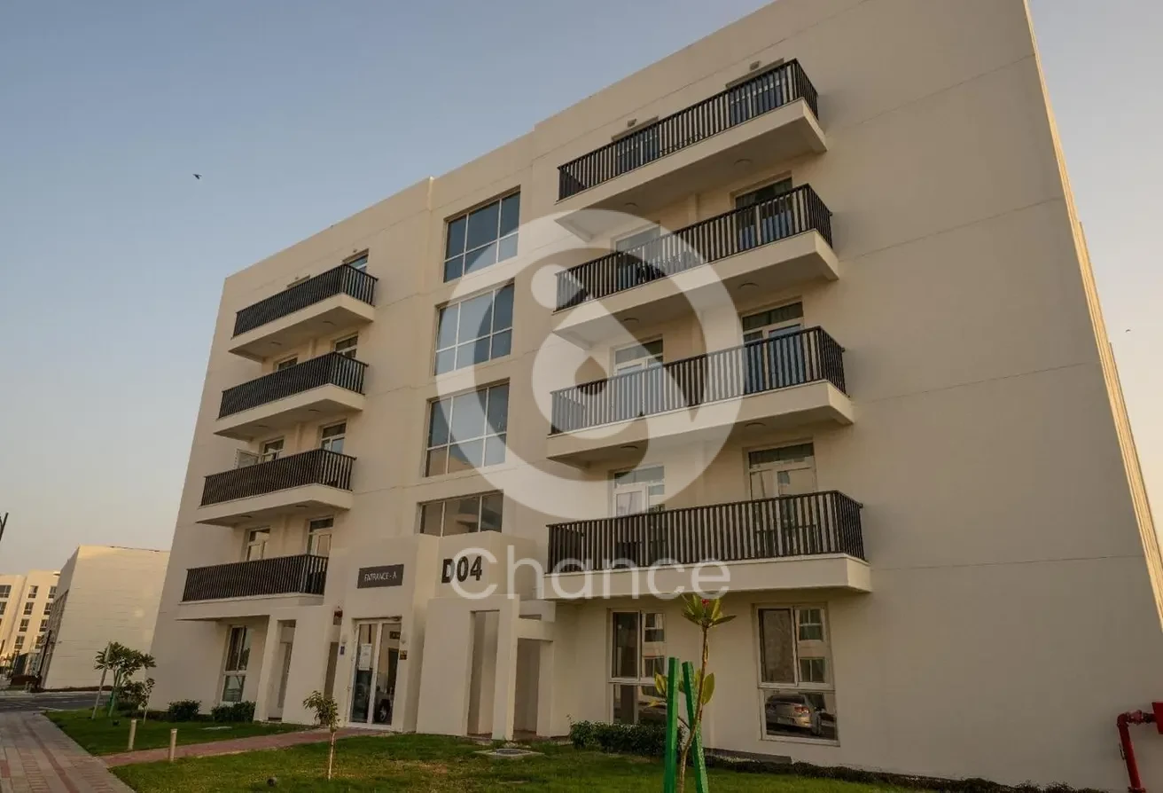 - ٣ غرف نوم، مع حمام داخلي ودش
- مطبخ مجهز بالكامل وغرفة غسيل
- مفروشة بالكامل
- خدمة الاستقبال
- حارس أمن على مدار الساعة (ليلاً ونهاراً)
- إسعافات أولية
- صيانة
- كاميرات مراقبة
- تنظيف المنطقة المشتركة
- خدمات إضافية عند الطلب