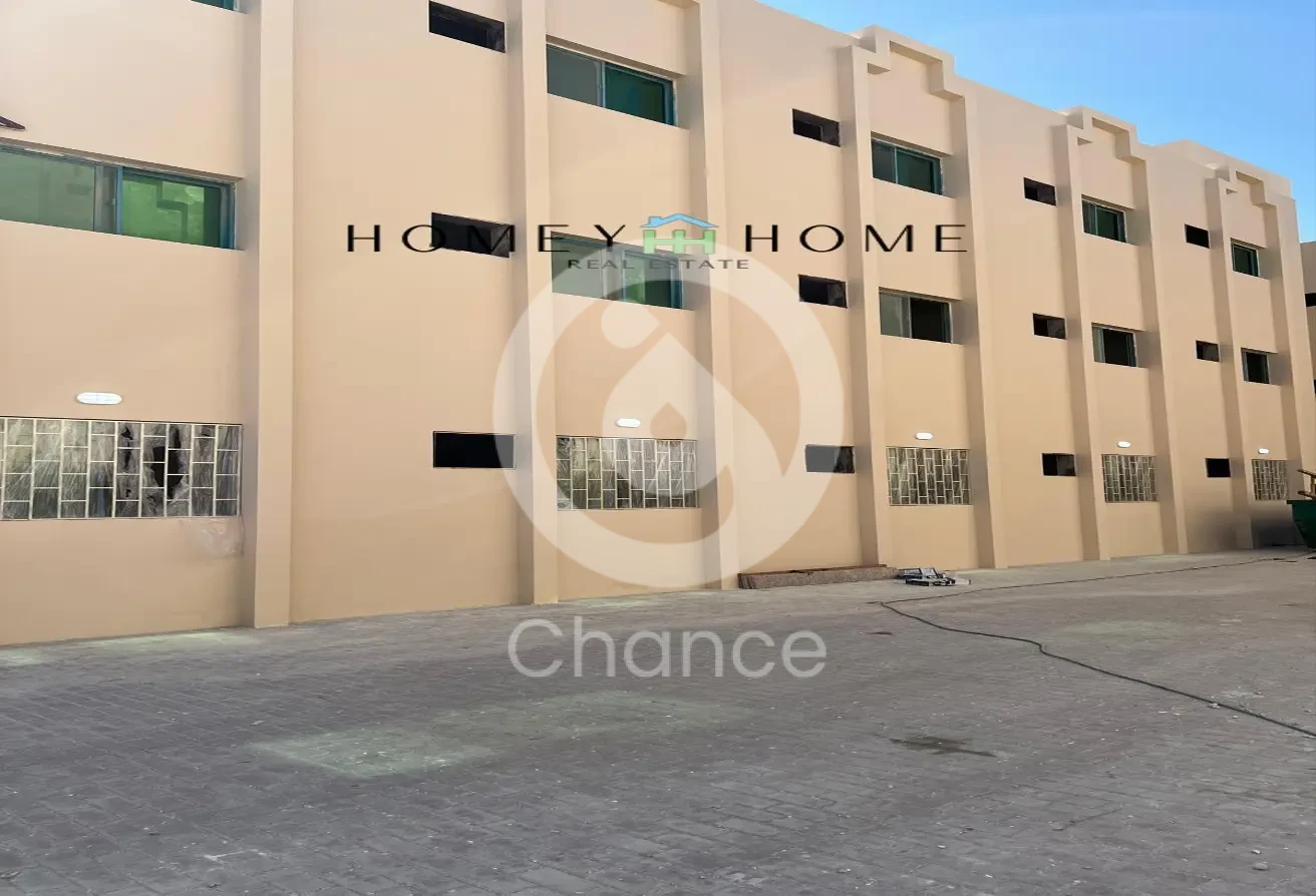 تفاصيل السكن:
أرضي وطابقان
الغرف: ٩٤ غرفة
الحمامات: ٧٤ دورة مياه
المطابخ: مطبخان