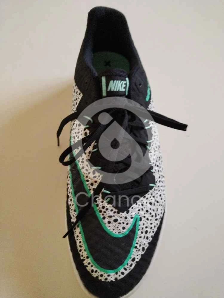 للبيع حذاء رياضي جديد