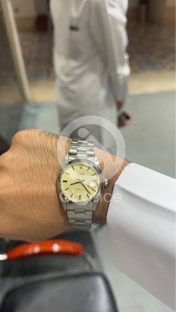 رولكس أويستر ديت بريسيجن تم إنتاج هذا الموديل من أوائل الستينيات حتى أواخر الثمانينيات وكان آخر ساعة رولكس بثلاثة عقارب تأتي بحركة يدوية الساعة نظيفة وشغالة بدون ملحقات لاعلى سعر للاستفسار واتساب :66664757