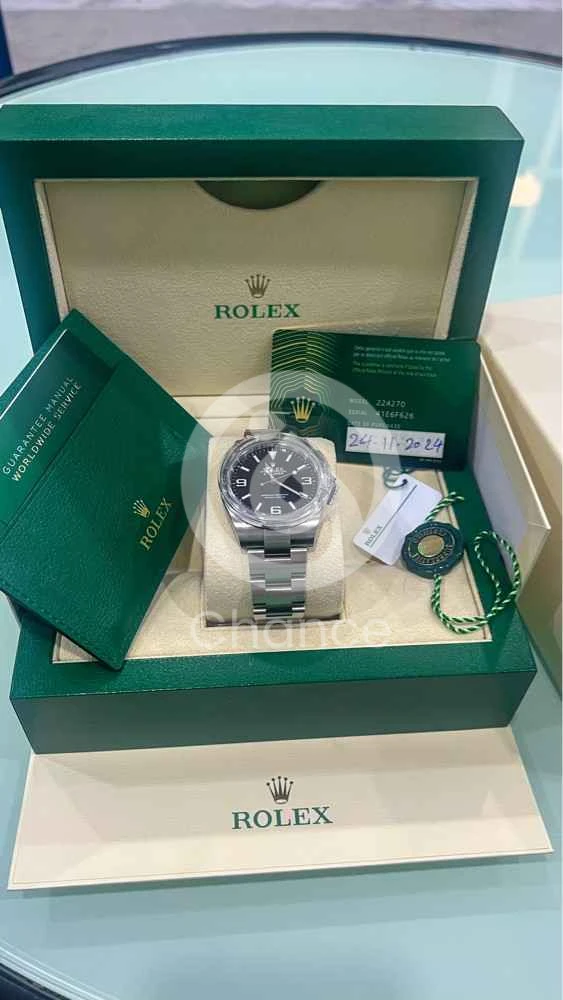 ساعة رولكس إكسبلورر بحالة شبه جديدة، استخدام نادر جدًا، مع جميع الملحقات الأصلية وشهادة الأصالة وتاريخ الشراء. تم شراؤها في ديسمبر ٢٠٢٤ من رولكس قطر (51 إيست)، وتتبقى سنتان من الضمان. ساعة بسيطة وأنيقة تناسب جميع المناسبات. للتواصل: الجادين فقط.