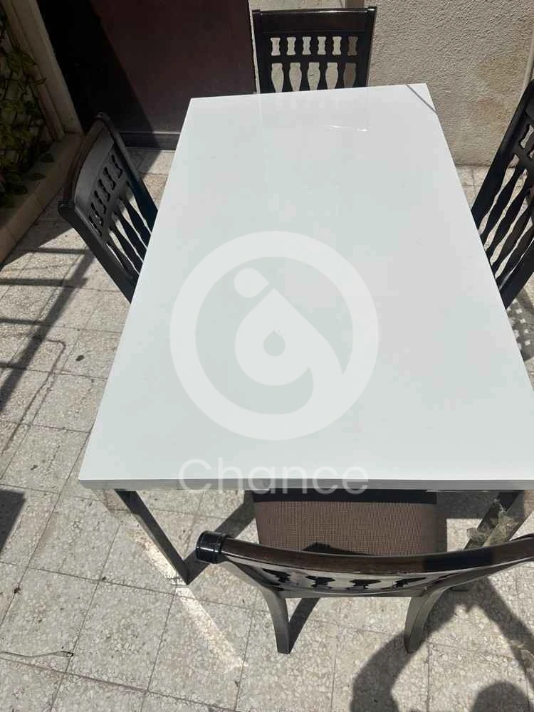 طاولة طعام مكونه من اربعه اشخاص