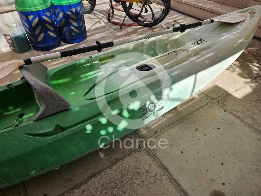 كايك مستعمل بحاله جيده مع مجداف