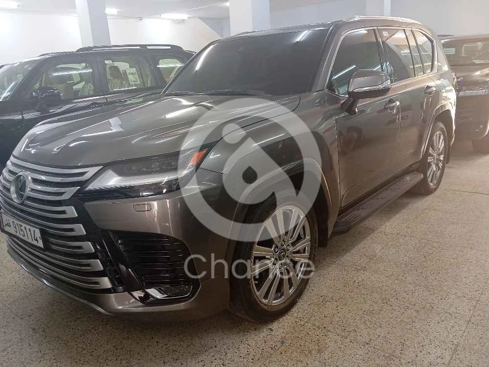 لكزس فى اى بى موديل 2022 وارد الدوحه ممشى 18 الف كم وكاله