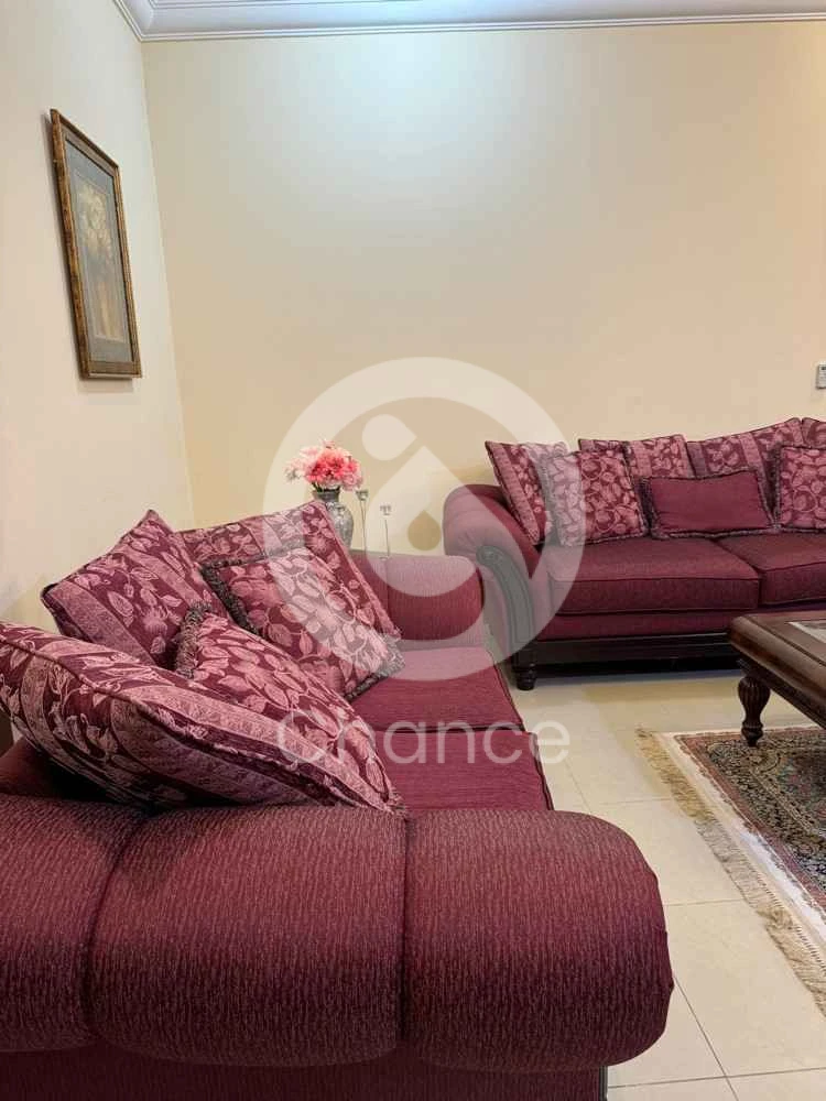 كنب و طاولة كبيره و طاولتين حجم متوسط للاطراف. جميع الافراض في حاله ممتازه