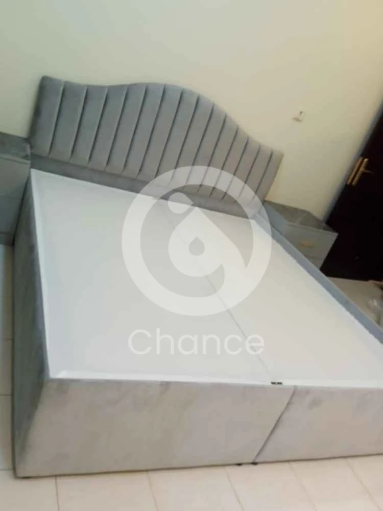 بيع وتصنيع سرير بحجم كينج وكوين.