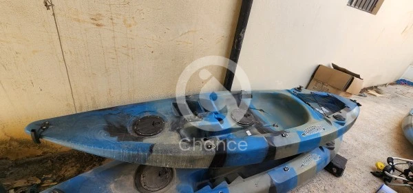 السعر: الكايوك الأحمر والأزرق 1500ريال والباقي 1200 ريال قطري الحالة: جديد (لم يستعمل) يحتاج إلى غسيل وتنظيف لإزالة الأتربة والغبار (واضح في الصور) يوجد خدوش بسيطة. لا توجد كسور أو أضرار كبيرة واضحة. الميزات: فتحات تخزين دائرية محكمة الإغلاق. منطقة تخزين خلفية مع حبال مطاطية. مقابض للحمل. أماكن مجهزة لتثبيت قواعد السنارات. تصميم ثابت ومناسب للصيد والترفيه. الطول التقريبي: حوالي 3.97 متر (قد يختلف للموديل الفردي). العرض التقريبي: حوالي 0.84 متر. الارتفاع التقريبي: حوالي 0.3 متر. الوزن الصافي التقريبي: حوالي 30.5 كجم. *** سيتم التسليم في حالة جيدة بعد إزالة الأتربة الناتجة عن التخزين ***
