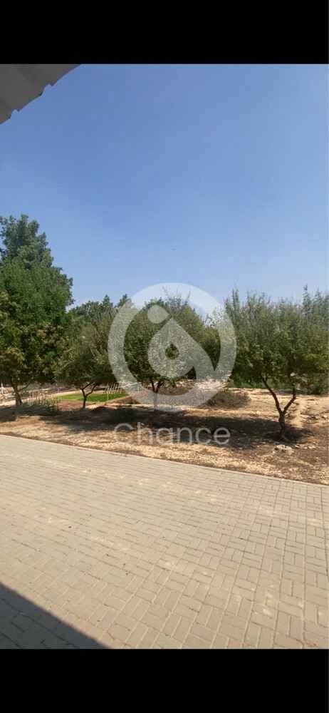 للبيع مزرعه منطقه سمسمه مساحه 66 الف الوقع على شارعين بداخلها 500 نخله مع عدد 2 بائر مع بيت صغير مكان اسطبل خيل مجهز مطلوب 11 مليون 500 الف ————