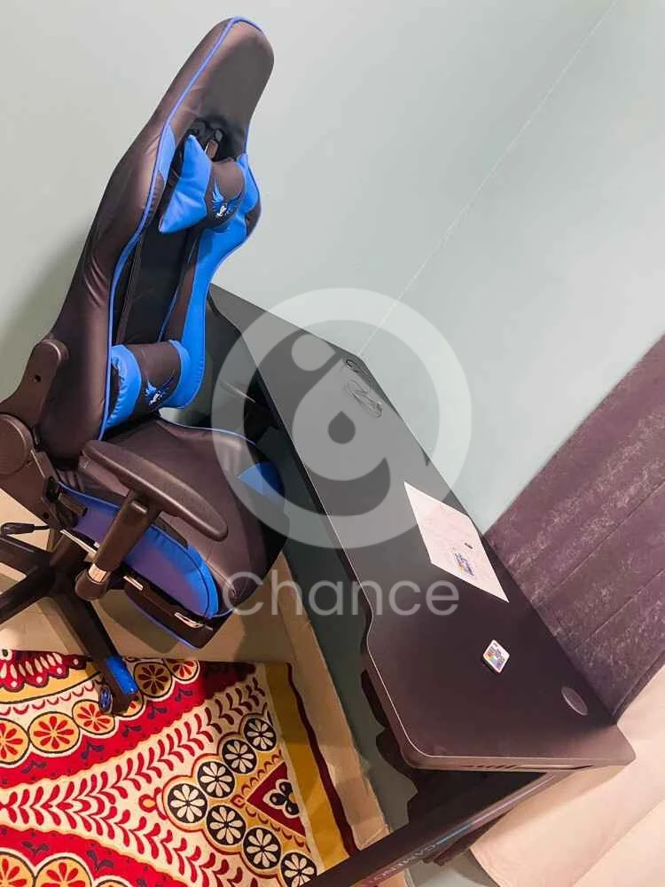 كرسي وطاولة ألعاب