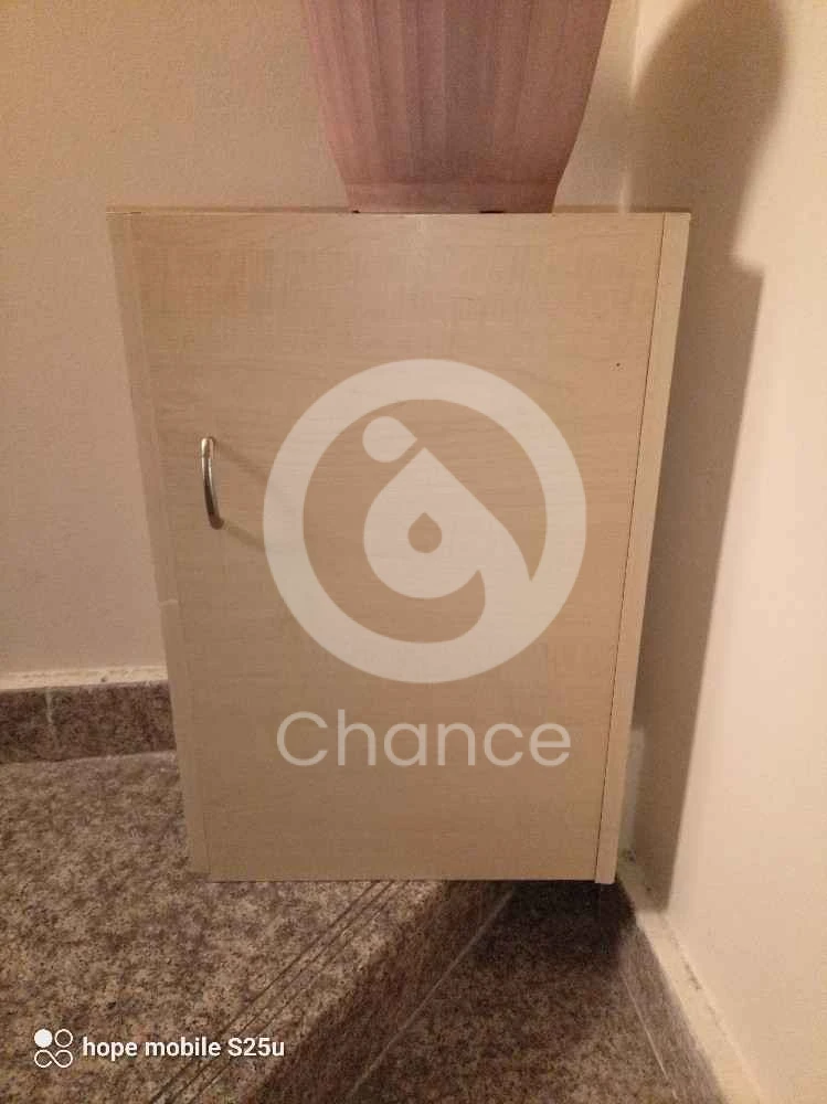 خزانة ادوية تفصيل خشب ممتاز بحالة ممتازة تنفع رف او الحمام