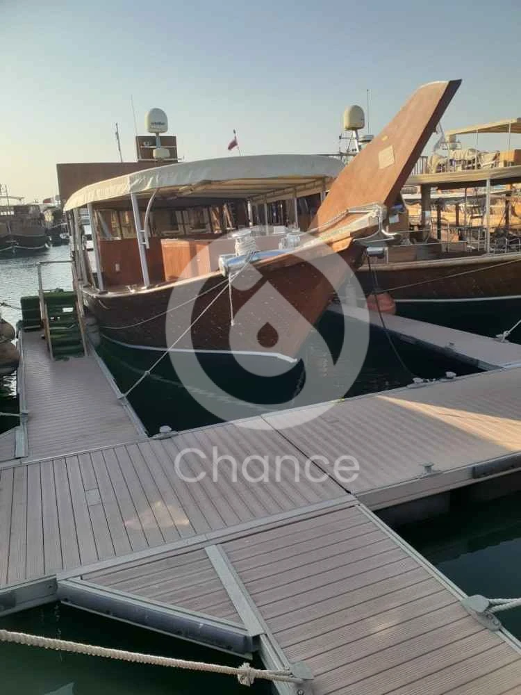 الطول الأصلي 67 قدم مع تطويله 73 قدم غرفتين وغرفة كابتن وحمامين عزكم الله ومجلس وجلستين خارجيتين جنريتر كهرباء ١٧ كيفي مارين المكينه دايسون ٣٦٠ موديل ٢٠١٧ تم عمل صيانه شامله في شهر سبتمبر 2024 معاه كبتن وموقف