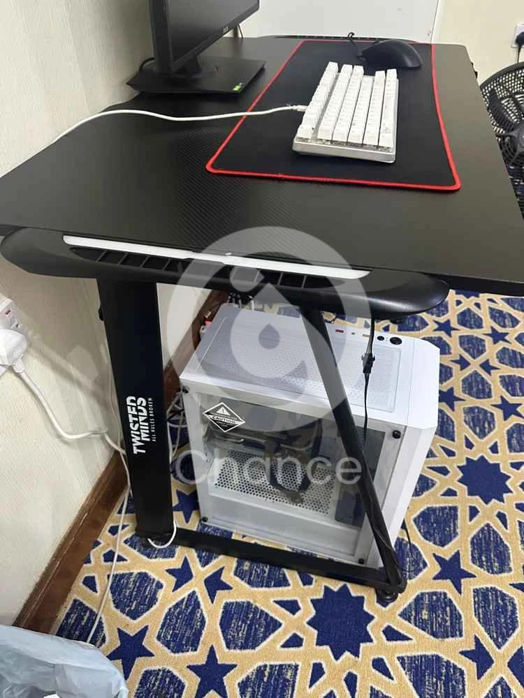 طاولة بحالة ممتازة لستعمال بلاستيشن مع الإضاءة