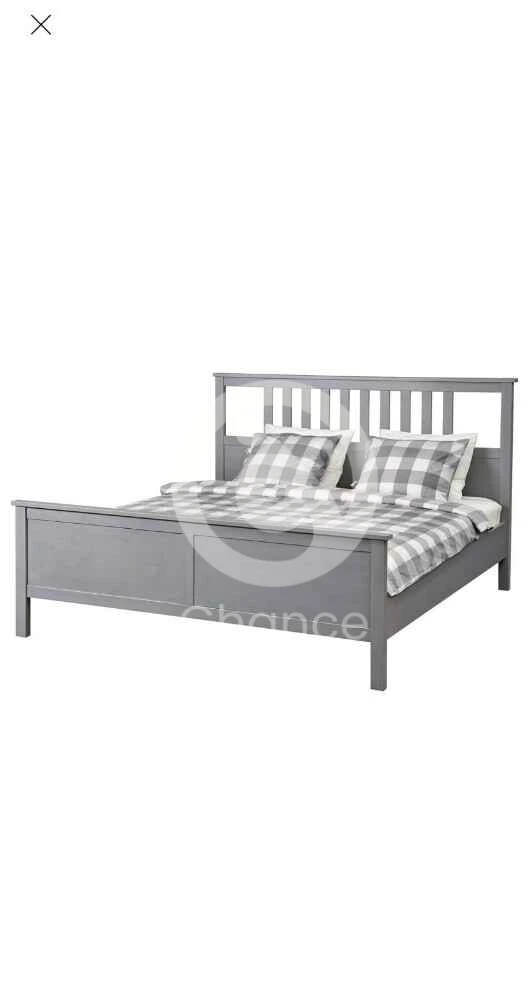 غرفة نوم ايكيا للبيع. هيكل سرير، مراتب، طاولتين جانبيتين، مصباحين، مرآة. بحالة ممتازة، للتواصل أو واتساب 33464696