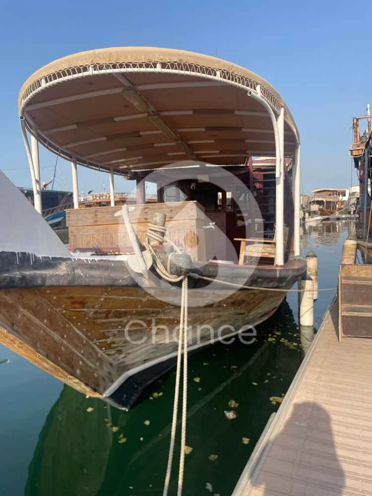 الطول الفعلي 45 وتم تطويل الى 55 قدم العرض 15 قدم الغطاس ٧ قدم مجلس وخن وبلكونه خارجيه ومطبخ وحمام. مكاين دايو موقف خاص بفرضه الشيوخ السعر :150000 للاستفسار : 50445053